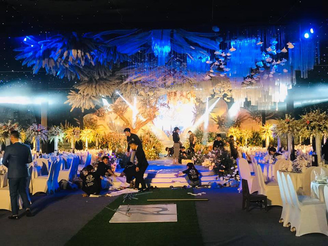 Hé lộ chi phí tổ chức khủng 54 tỷ đồng cùng hình ảnh dàn xe siêu sang biển tứ quý bạc tỷ trong đám cưới con đại gia Quảng Ninh  - Ảnh 4.