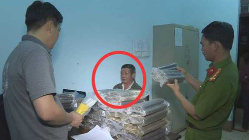 Cụ ông 66 tuổi bị bắt khi đang vận chuyển nửa tạ thuốc nổ - Ảnh 1. Cụ ông 66 tuổi bị bắt khi đang vận chuyển nửa tạ thuốc nổ - Ảnh 1.