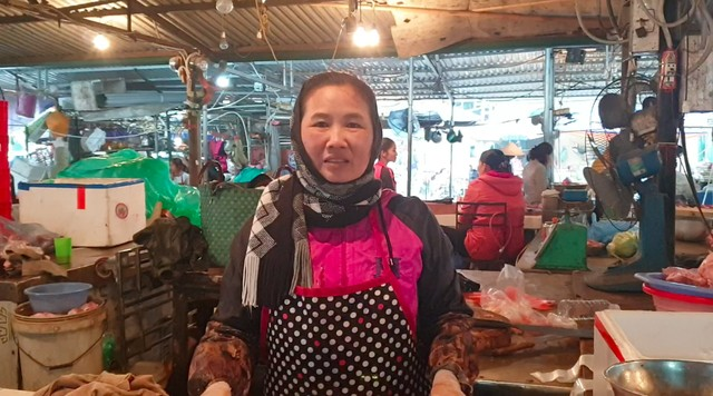 Thịt lợn giảm gi&aacute;, người ti&ecirc;u d&ugrave;ng vẫn m&eacute;o mặt v&igrave; nhiều mặt h&agrave;ng tăng gi&aacute; đầu năm mới - Ảnh 3.