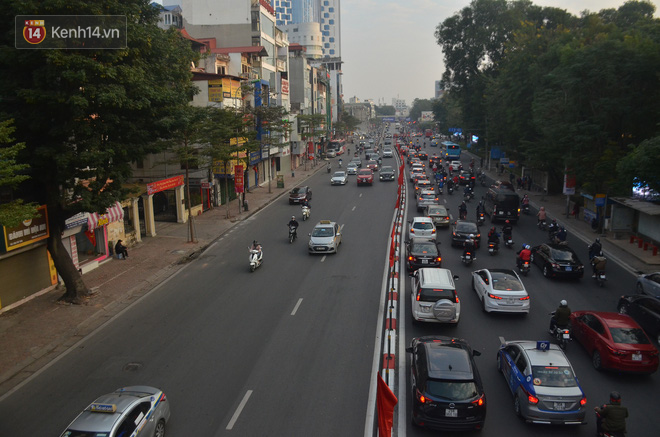 Ảnh: Đường phố Hà Nội nơi thoáng đãng, nơi ùn tắc trong ngày đi làm đầu tiên của năm 2020 - Ảnh 3.