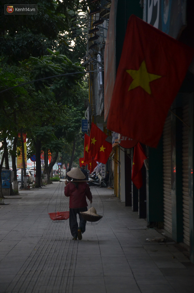 Ảnh: Đường phố Hà Nội nơi thoáng đãng, nơi ùn tắc trong ngày đi làm đầu tiên của năm 2020 - Ảnh 17.