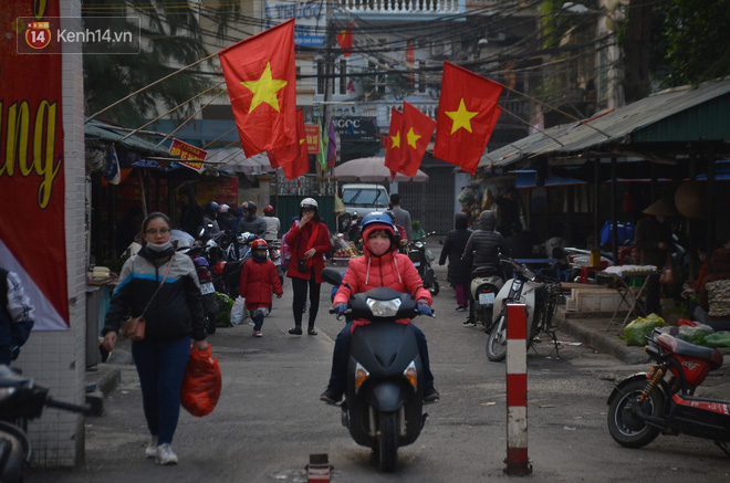 Ảnh: Đường phố Hà Nội nơi thoáng đãng, nơi ùn tắc trong ngày đi làm đầu tiên của năm 2020 - Ảnh 14.
