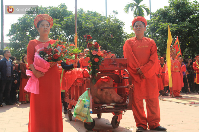 Ảnh: Ông Ỉn được mừng tuổi cả thùng tiền, ăn bánh quy và uống nước lọc trước khi bị chém - Ảnh 3.