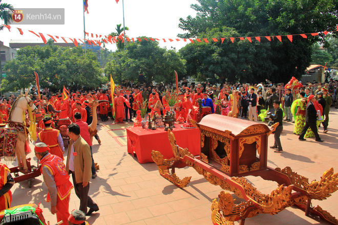 Ảnh: Ông Ỉn được mừng tuổi cả thùng tiền, ăn bánh quy và uống nước lọc trước khi bị chém - Ảnh 1.