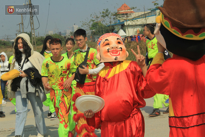 Ảnh: Ông Ỉn được mừng tuổi cả thùng tiền, ăn bánh quy và uống nước lọc trước khi bị chém - Ảnh 18.