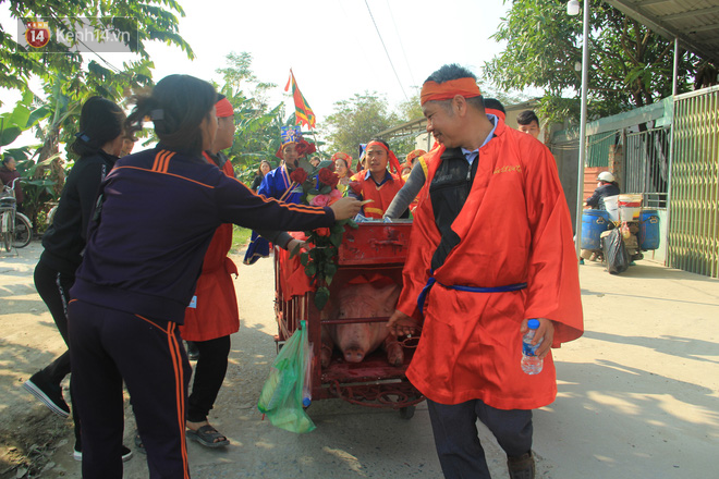 Ảnh: Ông Ỉn được mừng tuổi cả thùng tiền, ăn bánh quy và uống nước lọc trước khi bị chém - Ảnh 10.