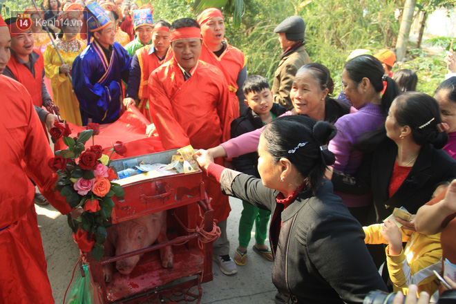 Ảnh: Ông Ỉn được mừng tuổi cả thùng tiền, ăn bánh quy và uống nước lọc trước khi bị chém - Ảnh 9.