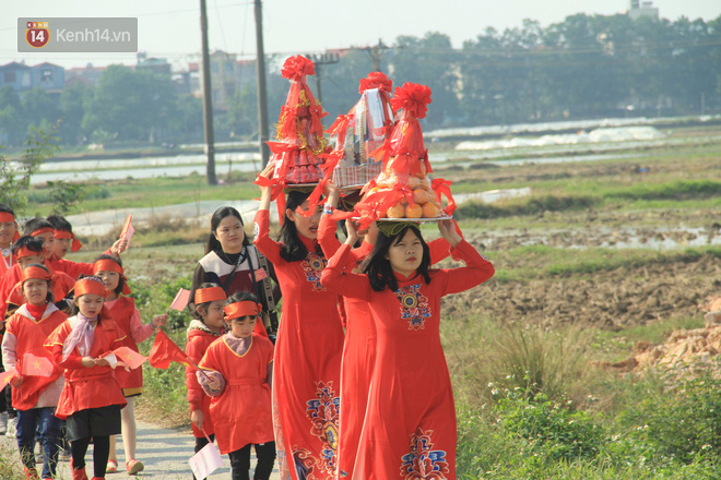 Ảnh: Ông Ỉn được mừng tuổi cả thùng tiền, ăn bánh quy và uống nước lọc trước khi bị chém - Ảnh 19.