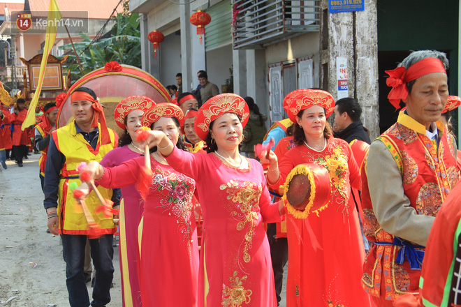 Ảnh: Ông Ỉn được mừng tuổi cả thùng tiền, ăn bánh quy và uống nước lọc trước khi bị chém - Ảnh 6.