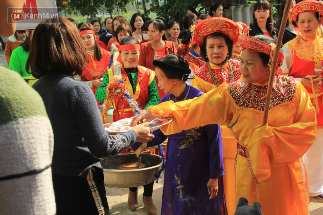 Ảnh: Ông Ỉn được mừng tuổi cả thùng tiền, ăn bánh quy và uống nước lọc trước khi bị chém - Ảnh 12.