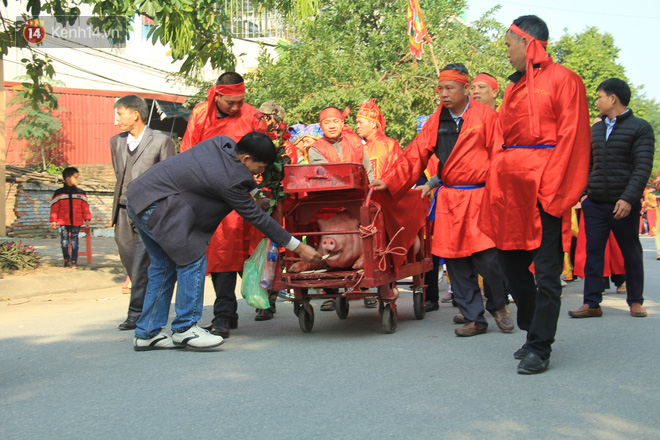 Ảnh: Ông Ỉn được mừng tuổi cả thùng tiền, ăn bánh quy và uống nước lọc trước khi bị chém - Ảnh 14.