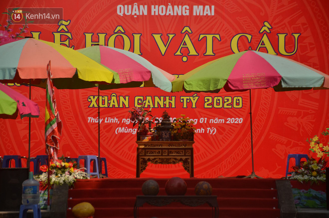 Chùm ảnh: Hàng chục trai tráng Hà Nội cởi trần xông vào tranh cướp quả cầu may mắn đầu năm - Ảnh 1.