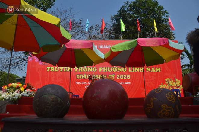 Chùm ảnh: Hàng chục trai tráng Hà Nội cởi trần xông vào tranh cướp quả cầu may mắn đầu năm - Ảnh 2.
