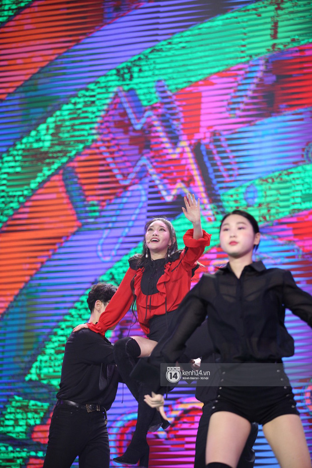 Xuýt xoa 1500 khoảnh khắc xuất thần của idol Hàn khi biểu diễn tại Việt Nam, nhưng nhìn sang các nghệ sĩ Vpop cũng chẳng hề kém cạnh chút nào! - Ảnh 3.