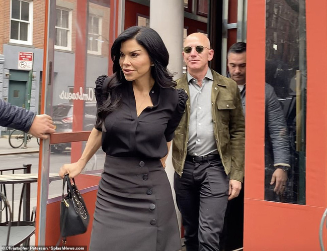  Được bạn g&aacute;i chủ động nắm tay dắt ra khỏi nh&agrave; h&agrave;ng sang chảnh, vẻ mặt của tỷ ph&uacute; Amazon thu h&uacute;t sự ch&uacute; &yacute;  - Ảnh 3.