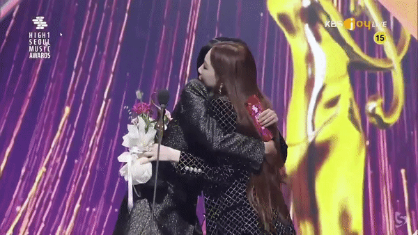 Chị chị em em SNSD tái ngộ gây bão SMA: Taeyeon nhận giải từ Sooyoung, hết ôm ấp lại tặng hoa cho nhau khiến fan ấm lòng - Ảnh 3.