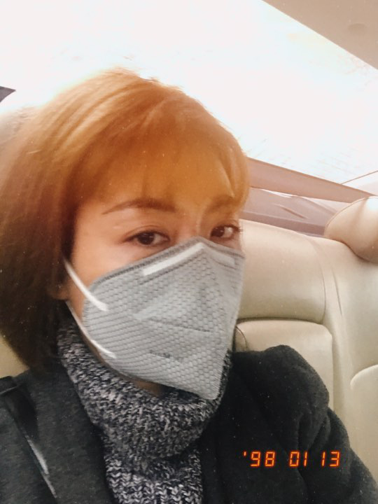 Hội chị em l&agrave;m đẹp thời t&acirc;m b&atilde;o Corona: Thứ v&ocirc; dụng nhất l&agrave; son m&ocirc;i, bước kẻ l&ocirc;ng m&agrave;y l&agrave; kh&ocirc;ng thể qua loa cho c&oacute; - Ảnh 2.