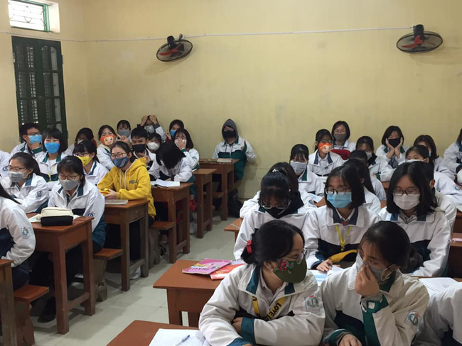 Hình ảnh cả lớp học đeo khẩu trang ngồi nghe giảng giữa dịch bệnh do virus corona đang được chia sẻ chóng mặt trên mạng xã hội - Ảnh 6.