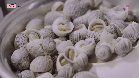 C&ocirc;ng thức l&agrave;m vlog review ăn uống lần n&agrave;o cũng g&acirc;y ch&uacute; &yacute; của Ngọc Trinh: Từ vỉa h&egrave; b&igrave;nh d&acirc;n đến nh&agrave; h&agrave;ng sang trọng đều phải x&agrave;i &ldquo;chi&ecirc;u&rdquo;! - Ảnh 10.