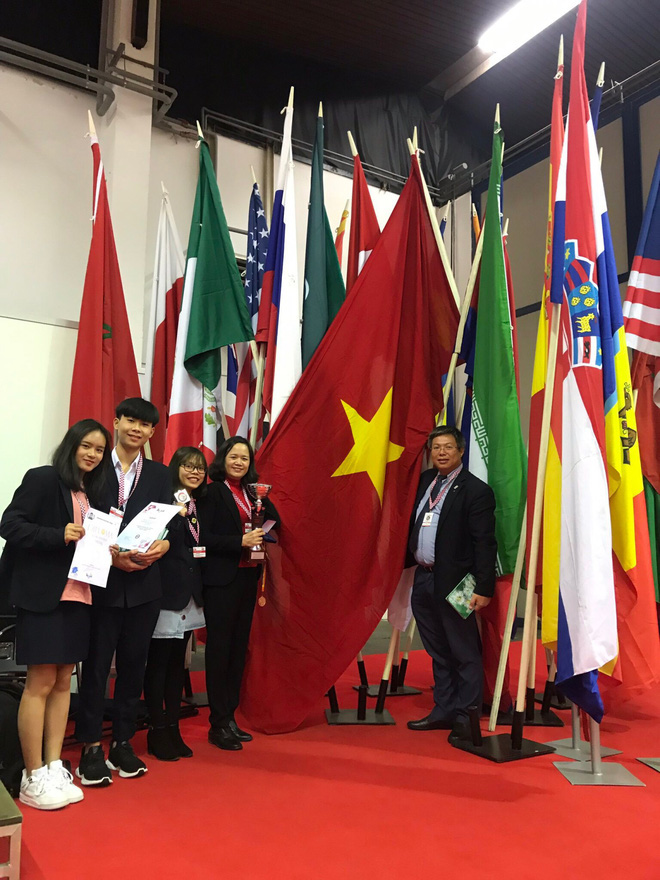 Học sinh Việt Nam giành cúp đặc biệt cho đề tài xuất sắc nhất về tính ứng dụng và Huy chương sáng chế Châu Âu tại Cuộc thi Phát minh sáng chế quốc tế INOVA năm 2019 - Ảnh 1.