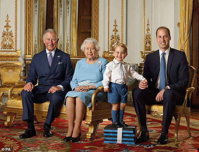 Soi lại hình cũ hình mới của Hoàng tử George, fan hí hửng phát hiện cậu bé chỉ mặc độc một kiểu áo trong các sự kiện trang trọng - Ảnh 3.