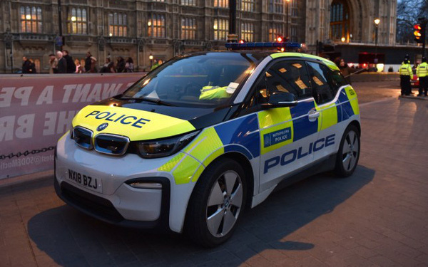 Hài hước cảnh sát Anh: Chi hàng triệu USD mua xe điện bảo vệ môi trường, mỗi tội bắt cướp phải... chờ sạc pin - Ảnh 2.