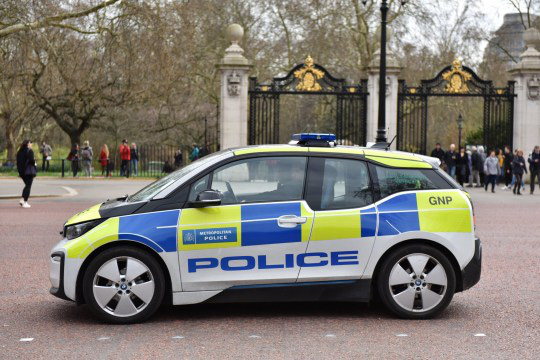 Hài hước cảnh sát Anh: Chi hàng triệu USD mua xe điện bảo vệ môi trường, mỗi tội bắt cướp phải... chờ sạc pin - Ảnh 1.