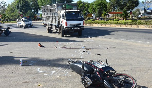Tr&ecirc;n đường đi học va chạm với &ocirc; t&ocirc;, hai học sinh thương vong - Ảnh 1.