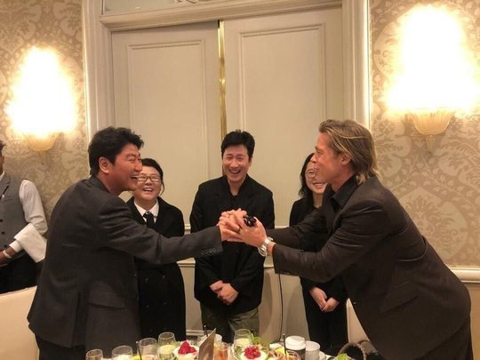 Cuộc gặp gỡ huyền thoại giữa ngôi sao thế giới Brad Pitt và “Quốc bảo” điện ảnh xứ Hàn Song Kang Ho gây bão mạng - Ảnh 1.