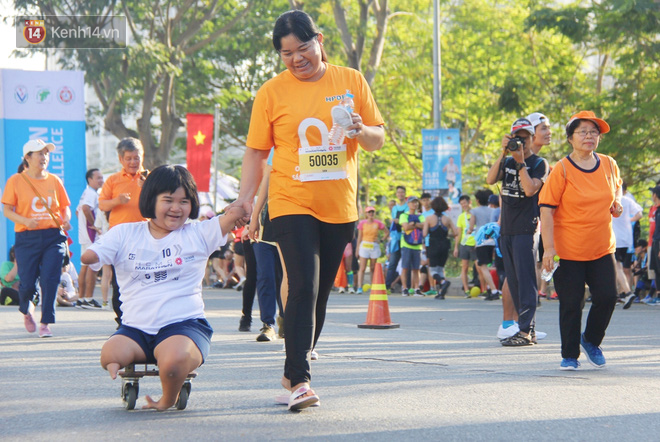 Xúc động cô bé chim cánh cụt Hoài Thương nắm tay mẹ trên đường chạy 5km: Cuối cùng con cũng làm được rồi - Ảnh 4.