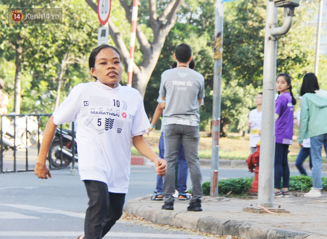 Xúc động cô bé chim cánh cụt Hoài Thương nắm tay mẹ trên đường chạy 5km: Cuối cùng con cũng làm được rồi - Ảnh 7.