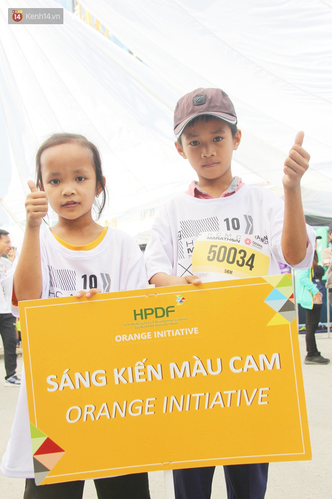 Xúc động cô bé chim cánh cụt Hoài Thương nắm tay mẹ trên đường chạy 5km: Cuối cùng con cũng làm được rồi - Ảnh 12.