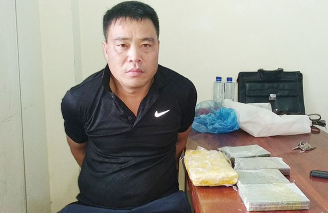 Cất vó chuyến hàng 4 bánh heroin, 6.000 viên ma túy tổng hợp - Ảnh 1.