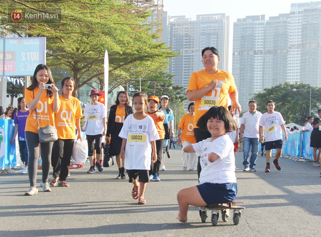 Xúc động cô bé chim cánh cụt Hoài Thương nắm tay mẹ trên đường chạy 5km: Cuối cùng con cũng làm được rồi - Ảnh 10.