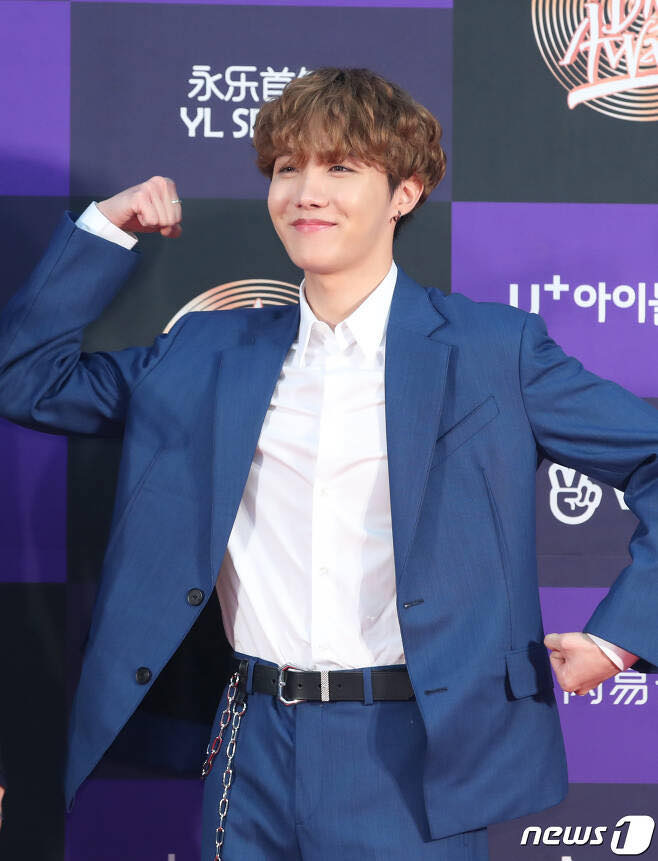 Soi VCR của BTS tại GDA 2020: C&aacute;c th&agrave;nh vi&ecirc;n tạo d&aacute;ng pose lạ, bức vẽ trong show thực tế ri&ecirc;ng của nh&oacute;m b&aacute;o hiệu ng&agrave;y comeback đang rất cận kề? - Ảnh 5.