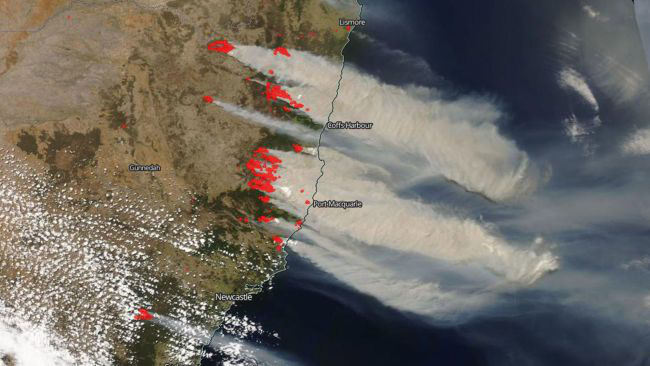 Đại thảm họa cháy rừng Úc nhìn từ không gian: Cả nước như quả cầu lửa, những mảng xanh trù phú bị thay bằng màu khói trắng tang thương - Ảnh 7.