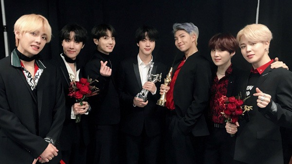 Bắt lú BTS những lần nhìn như hai mà một: V vuốt tóc giống Jin, SUGA một mình hóa 4 anh em, Jungkook biến thành Jin rồi lại thành... Jungkook? - Ảnh 1.