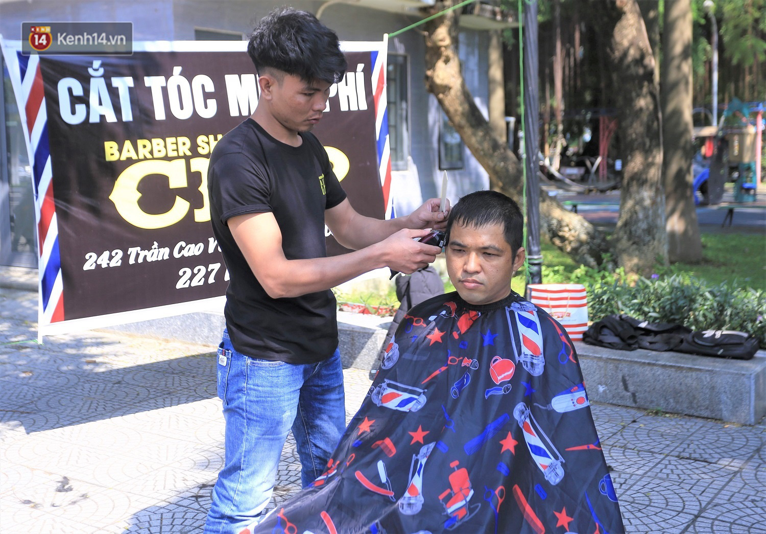 Nhóm bạn trẻ 10 năm cắt tóc miễn phí cho người khó khăn