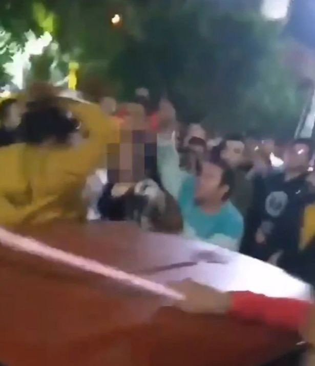 Phẫn nộ với hình ảnh đám đông toàn đàn ông tấn công tình dục một người phụ nữ mặc váy ngắn bất chấp tiếng la hét cầu cứu của cô - Ảnh 2.