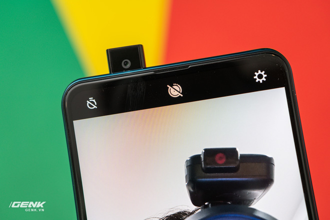 Tr&ecirc;n tay Vsmart Active 3: Camera th&ograve; thụt, mặt lưng xanh ngọc lục bảo bắt mắt, tặng k&egrave;m sạc 18W - Ảnh 12.