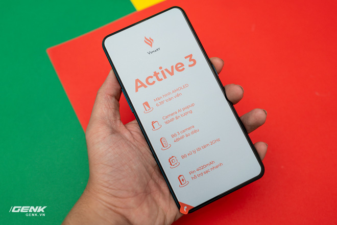 Tr&ecirc;n tay Vsmart Active 3: Camera th&ograve; thụt, mặt lưng xanh ngọc lục bảo bắt mắt, tặng k&egrave;m sạc 18W - Ảnh 3.