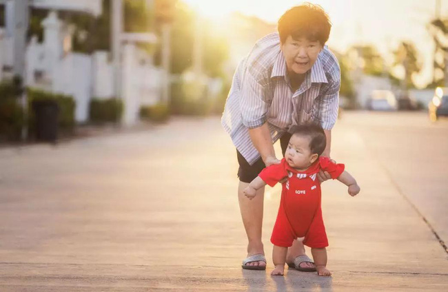 Chuyện về ông bà Trung Quốc chăm cháu như con mọn: Không những bị hành hạ về thể xác mà còn đau khổ về tinh thần - Ảnh 3. Chuyện về ông bà Trung Quốc chăm cháu như con mọn: Không những bị hành hạ về thể xác mà còn đau khổ về tinh thần - Ảnh 3.