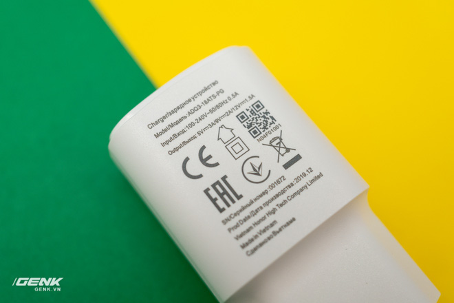 Tr&ecirc;n tay Vsmart Active 3: Camera th&ograve; thụt, mặt lưng xanh ngọc lục bảo bắt mắt, tặng k&egrave;m sạc 18W - Ảnh 5.