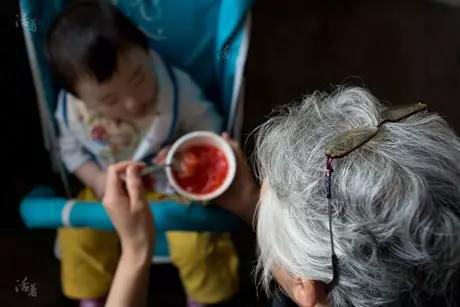 Chuyện về ông bà Trung Quốc chăm cháu như con mọn: Không những bị hành hạ về thể xác mà còn đau khổ về tinh thần - Ảnh 5. Chuyện về ông bà Trung Quốc chăm cháu như con mọn: Không những bị hành hạ về thể xác mà còn đau khổ về tinh thần - Ảnh 5.