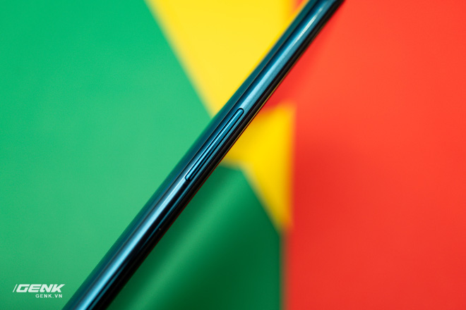 Tr&ecirc;n tay Vsmart Active 3: Camera th&ograve; thụt, mặt lưng xanh ngọc lục bảo bắt mắt, tặng k&egrave;m sạc 18W - Ảnh 9.