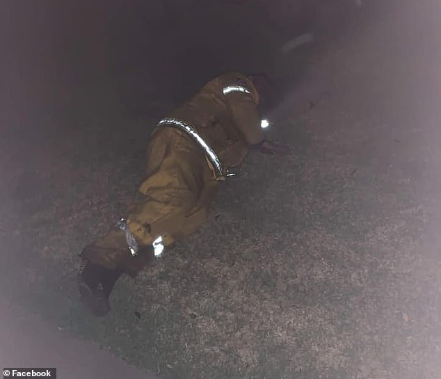 Người lính cứu hỏa nằm chợp mắt trên bãi cỏ sau 12 tiếng làm việc liên tục trong thảm hoạ cháy rừng ở Úc khiến ai cũng xót xa - Ảnh 1.
