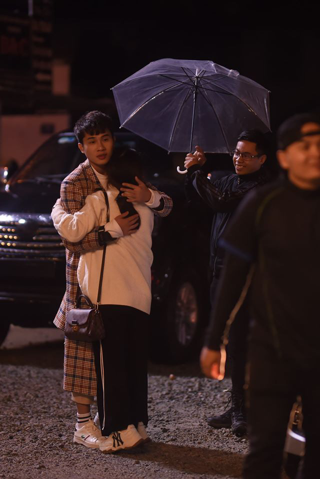 Lộ h&igrave;nh ảnh Jack &ocirc;m chặt mẹ nu&ocirc;i sau khi su&yacute;t bị tai nạn tr&ecirc;n phim trường, chứng minh lời n&oacute;i của đạo diễn l&agrave; c&oacute; thật? - Ảnh 4.