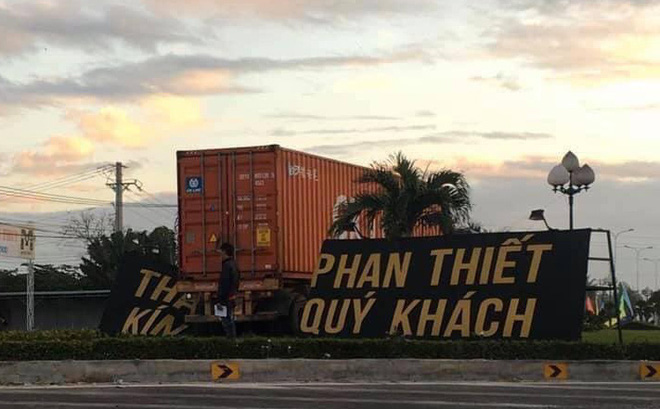 Container tông sập banner Thành phố Phan Thiết kính chào quý khách - Ảnh 1.