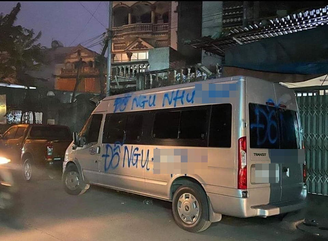 Chiếc &ocirc; t&ocirc; bị phun sơn chửi bậy v&igrave; dừng đỗ tr&ecirc;n đường, cả t&agrave;i xế lẫn người vẽ chữ đều bị la &oacute; về c&aacute;ch h&agrave;nh xử - Ảnh 2.