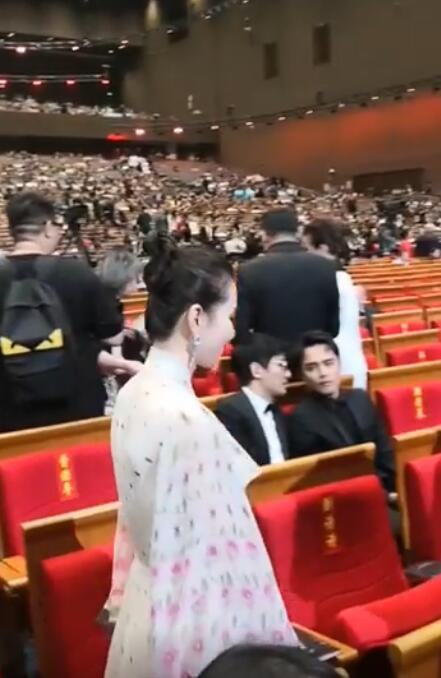 Chuyện cũ nhắc lại: Lưu Thi Thi bối rối đến mức suýt ngồi nhầm chỗ khi gặp lại Minh Đạo, nguyên nhân sâu xa là gì? - Ảnh 2. Chuyện cũ nhắc lại: Lưu Thi Thi bối rối đến mức suýt ngồi nhầm chỗ khi gặp lại Minh Đạo, nguyên nhân sâu xa là gì? - Ảnh 2.